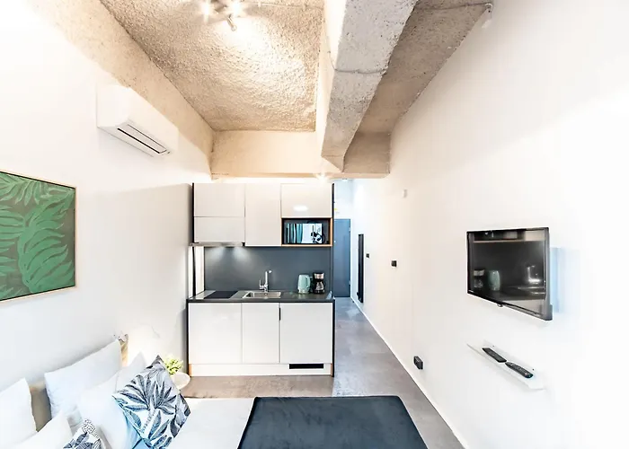Cute Nest For Couples With Ac Appartement