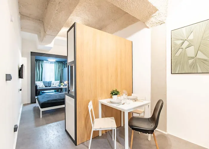 Cute Nest For Couples With Ac